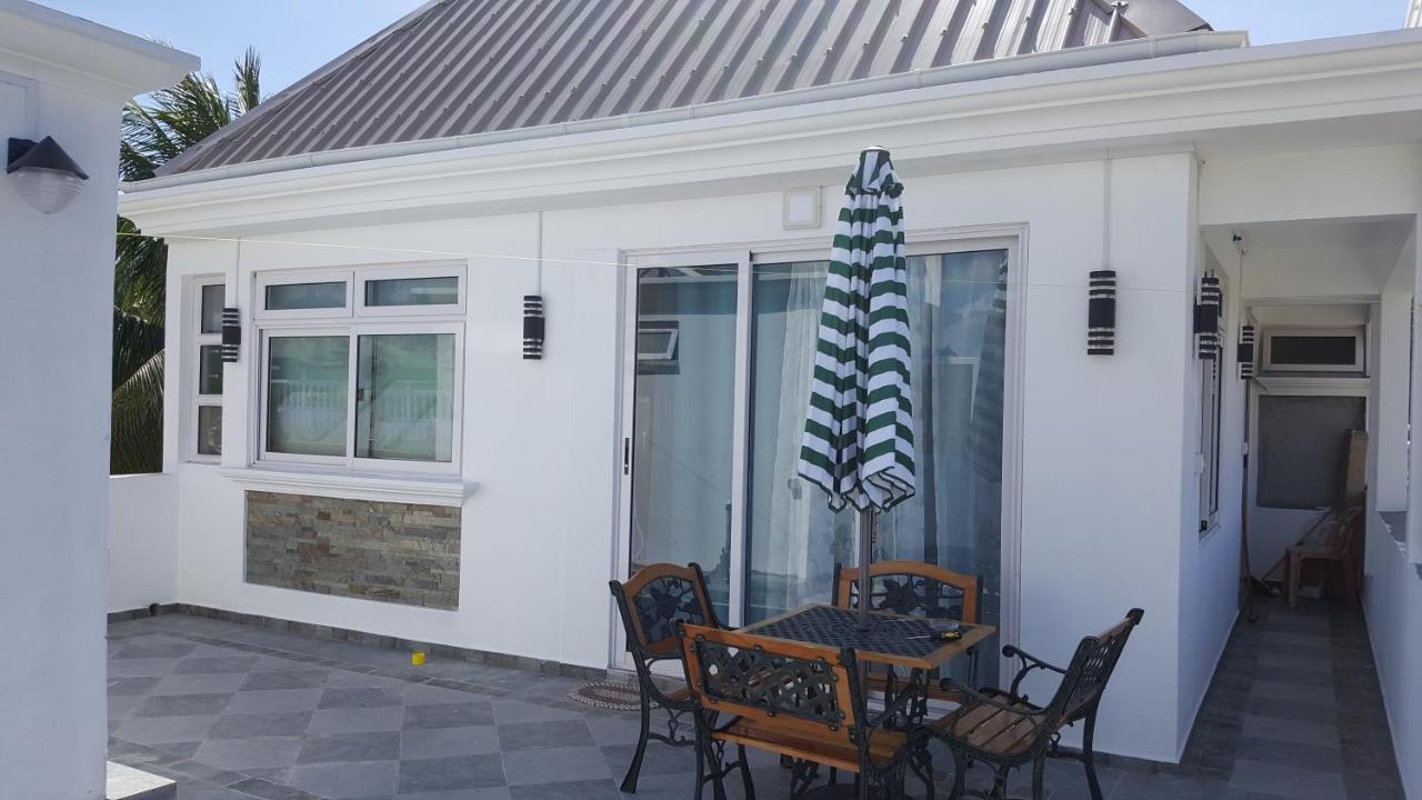 Krishangel Beach Apartment Flic en Flac Exterior photo